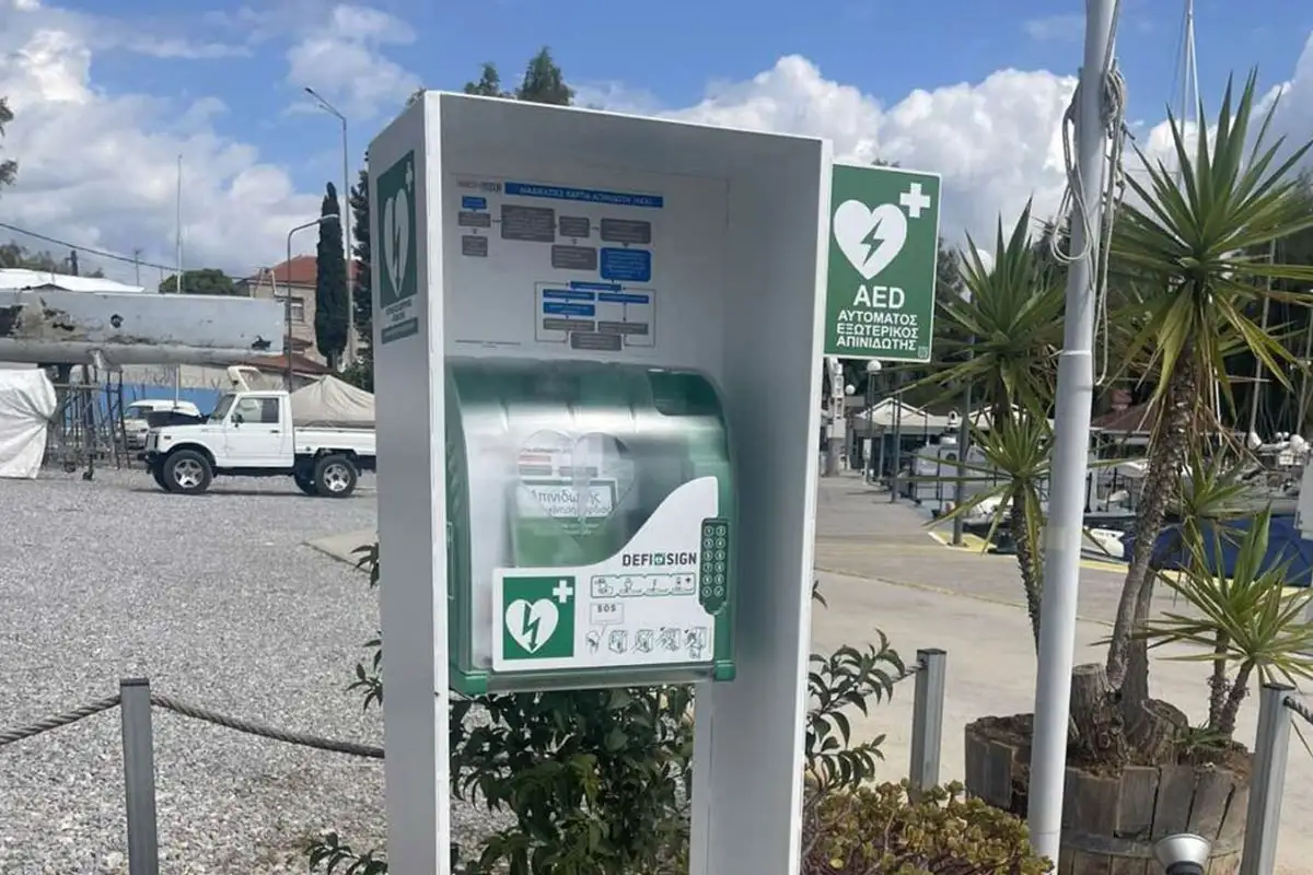 Νέα πρωτοβουλία από τον ΕΟΦΣ: Εγκαταστάθηκε απινιδωτής στο τουριστικό αγκυροβόλιο στο νότιο λιμένα Χαλκίδας